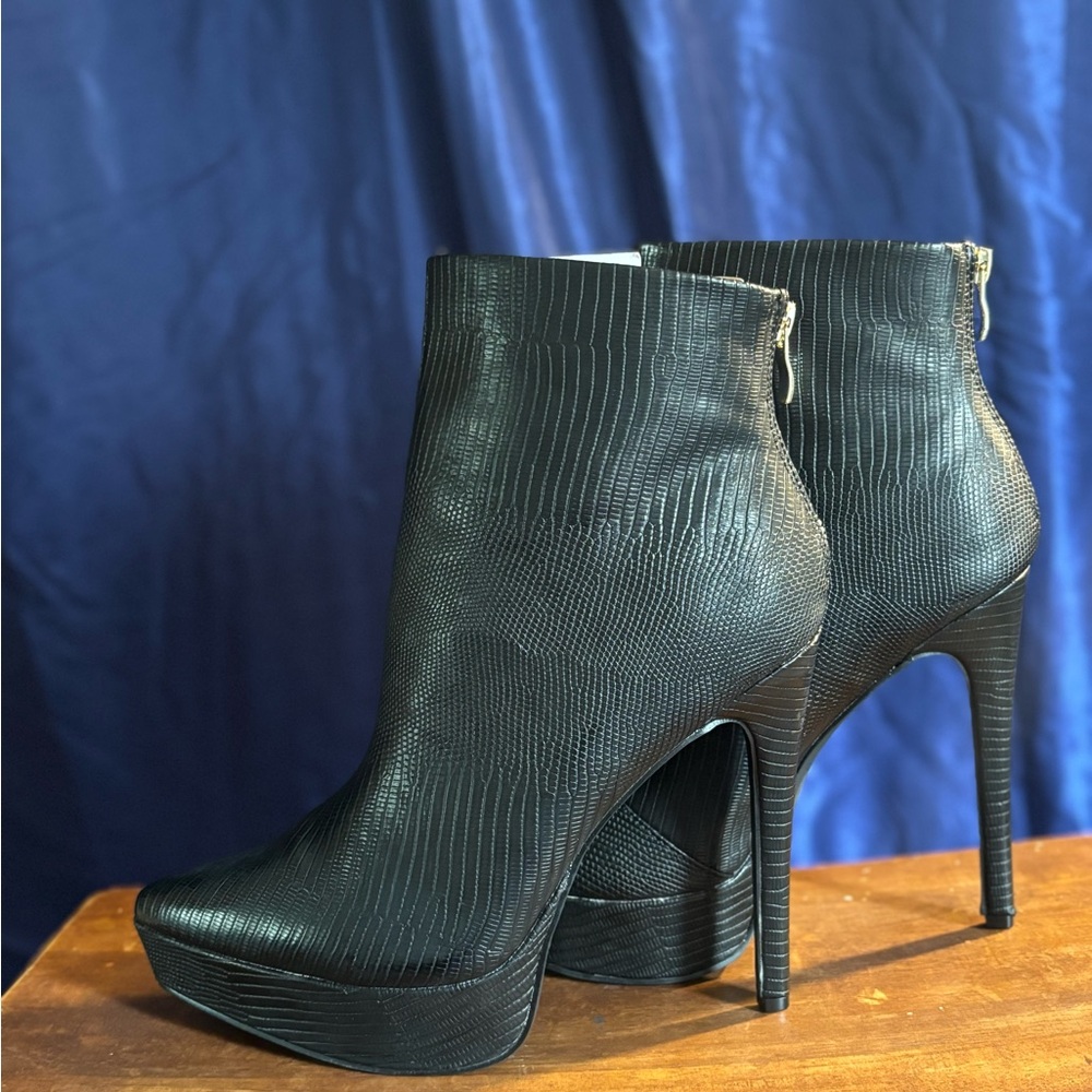 Sexy Black Textured Heeled Boots